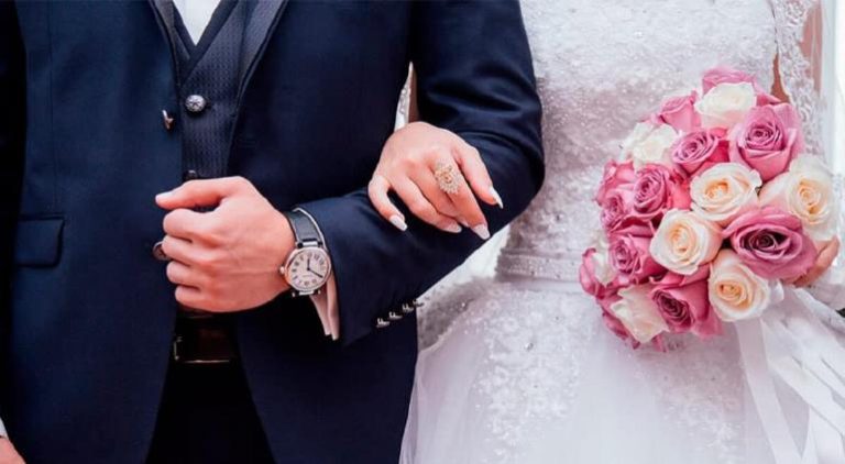 (Video) Un hombre se dispara accidentalmente en el pie mientras celebraba con un rifle su boda en Argelia.