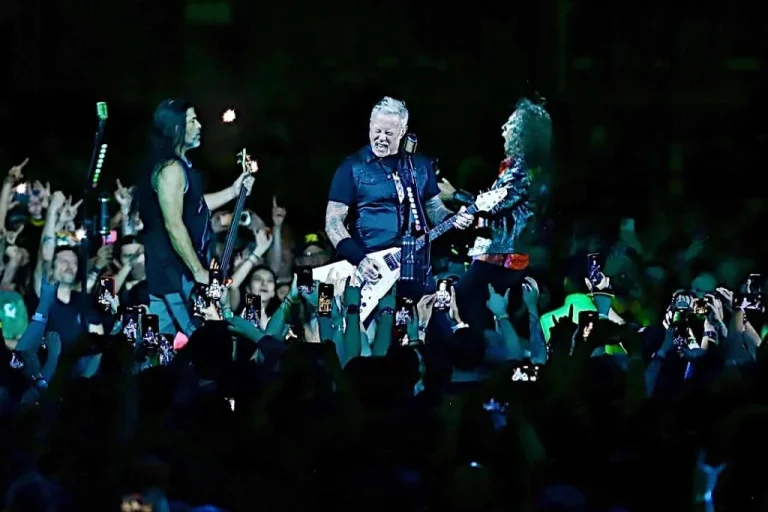 Sorprende Metallica a fans mexicanos con ‘La Negra Tomasa’