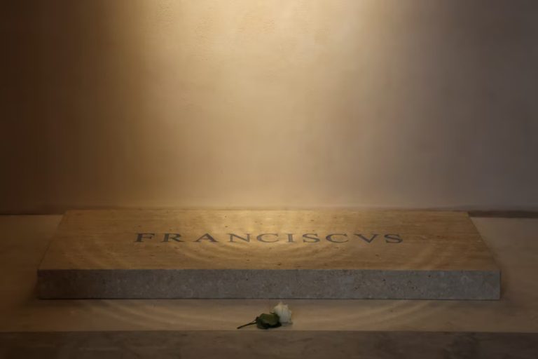 “Franciscus”: imágenes de la tumba del papa en la Basílica de Santa María la Mayor