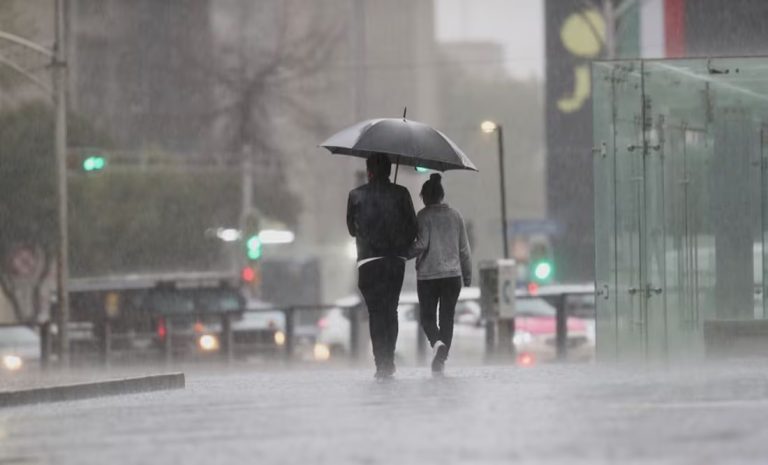 Ciclón tropical Uno-E intensifica lluvias y genera alertas en el centro y sur de México