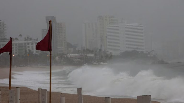 📍Huracán Erick toca tierra como categoría 4 en Oaxaca; se activa Plan DN-III-E y Plan Marina