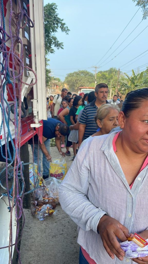 (Video) Productores de chayote de Coscomatepec llevan ayuda a familias afectadas en Álamo Temapache