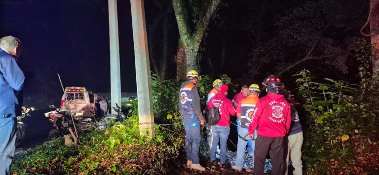 Motociclista cae en la barranca de Jamapa; es rescatado por cuerpos de emergencia