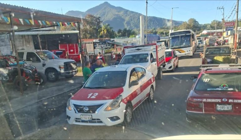 🚧 Choque entre taxi y camioneta genera tráfico en Coscomatepec