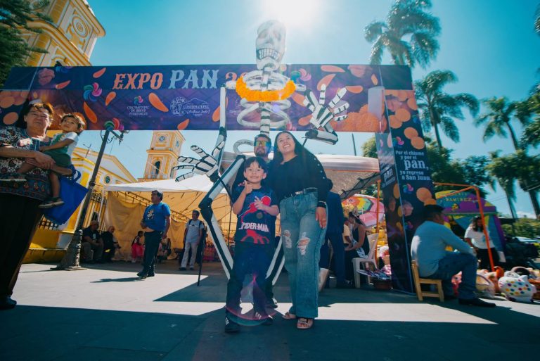 🎉 Coscomatepec vibra con la llegada de turistas durante el Día de Muertos 💀🌸