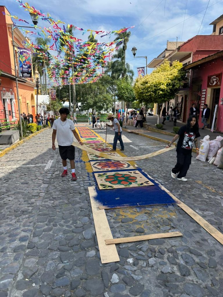 Artesanos de Xico elaboran alfombras en avenida Benito Juárez para su visita al Festival de Máscaras Danzantes