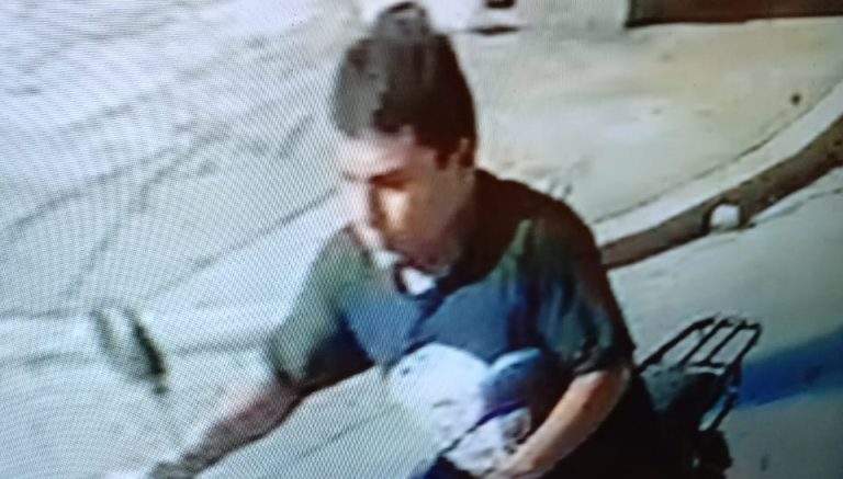 (VIDEO) Roban motocicleta en Cosco; cámaras captan al responsable.