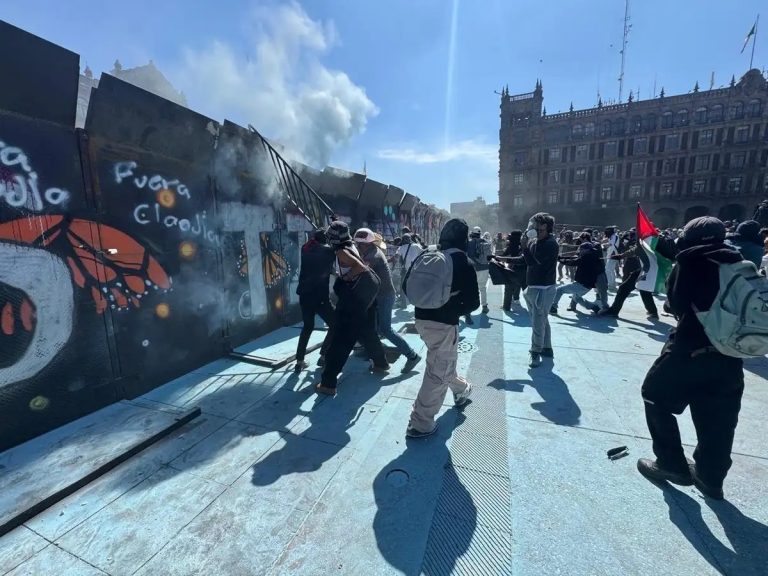 Encapuchados derriban vallas y se enfrentan con policías durante marcha de la Generación Z en el Zócalo