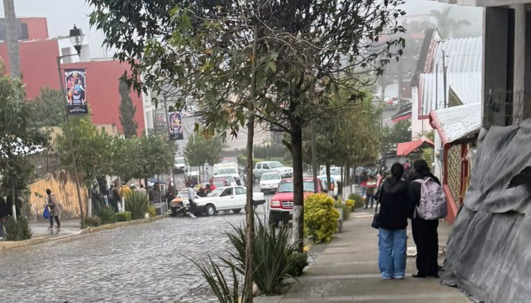 Auto atropella a dos menores en bulevar de Coscomatepec