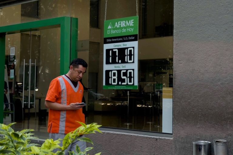 Peso mexicano se recupera y se aprecia frente al dólar