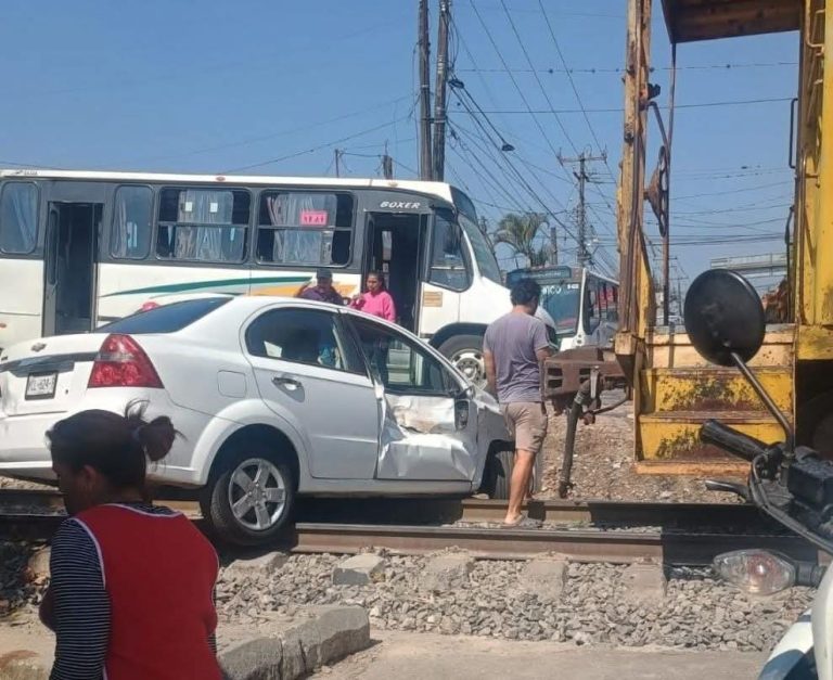 🚨 Vehículo intentó ganarle el paso al tren en Córdoba