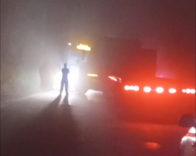 Choque entre autobús y tráiler en La Candelaria deja daños materiales