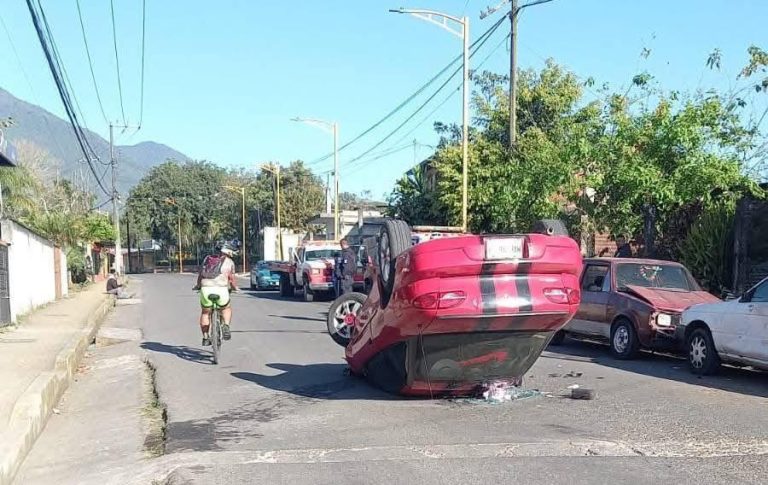 Vuelca automóvil en San José Neria, Chocamán