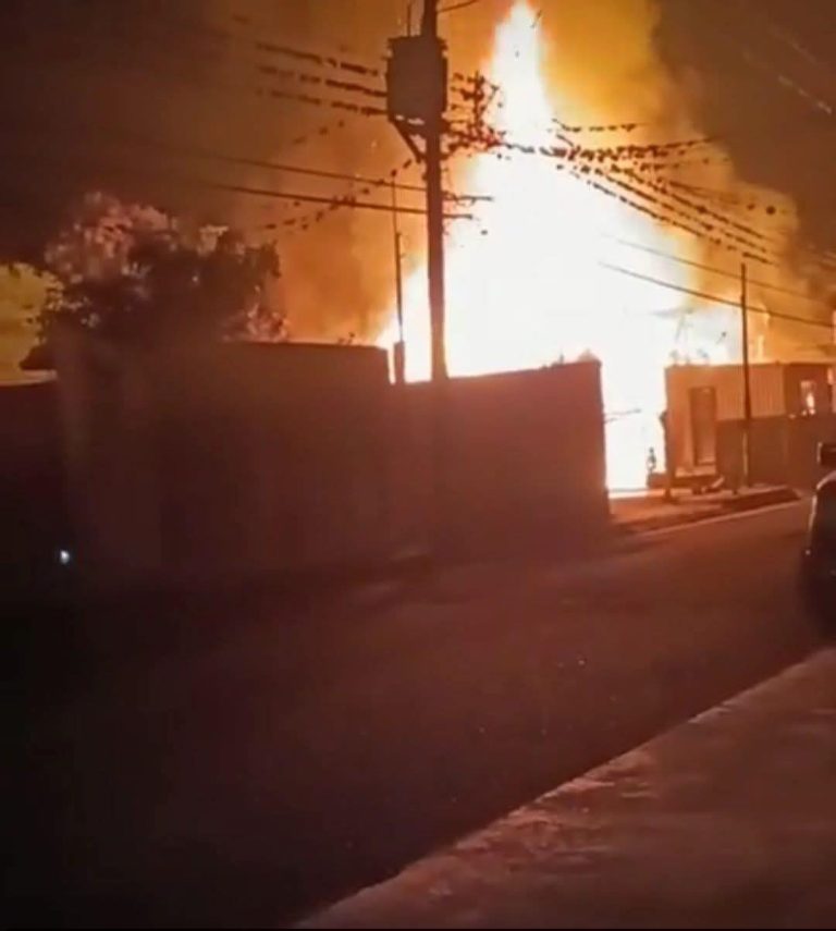 🚨 Voraz incendio consume restaurante-bar en Cuitláhuac 🔥